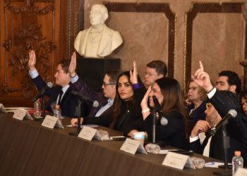 Ante todas las alcaldesas y alcaldes, en sesión en el Antiguo Cabildo del Palacio del Ayuntamiento de la CDMX, Rojo de la Vega también expuso la realidad de la capital del país y de la demarcación que encabeza.