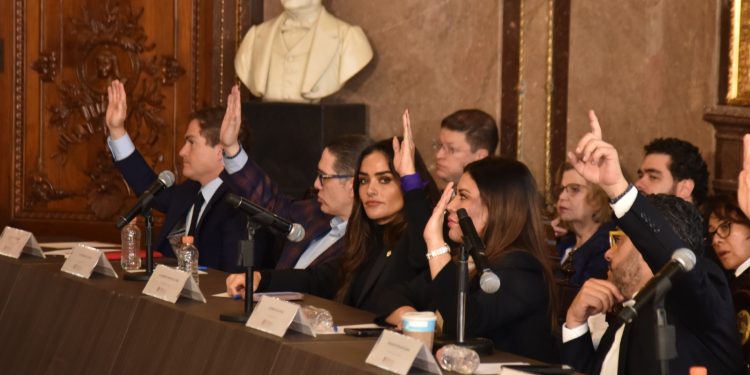 Ante todas las alcaldesas y alcaldes, en sesión en el Antiguo Cabildo del Palacio del Ayuntamiento de la CDMX, Rojo de la Vega también expuso la realidad de la capital del país y de la demarcación que encabeza.