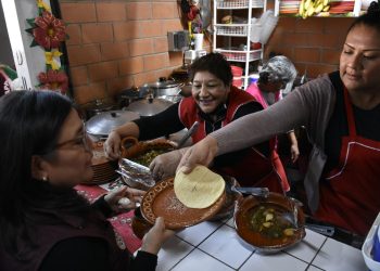 ¡Gracias por ser el alma de nuestra comunidad. Feliz Día Nacional de los y las cocineros tradicionales! expresó la alcaldesa Aleida Alavez Ruiz a comerciantes del mercado Desarrollo Urbano Quetzalcoatl, con quienes celebró el Día Nacional de las Cocineras.