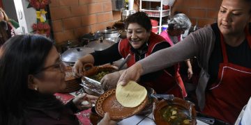 ¡Gracias por ser el alma de nuestra comunidad. Feliz Día Nacional de los y las cocineros tradicionales! expresó la alcaldesa Aleida Alavez Ruiz a comerciantes del mercado Desarrollo Urbano Quetzalcoatl, con quienes celebró el Día Nacional de las Cocineras.