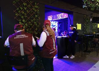 Una de las quejas constantes de vecinas y vecinos de la colonia, quienes se acercaron a sus autoridades durante la jornada 'Alcaldía en Tus Manos', fue la proliferación y operación irregular de 'chelerías' en la zona, por lo que Ale Rojo ordenó dar atención inmediata a la situación.