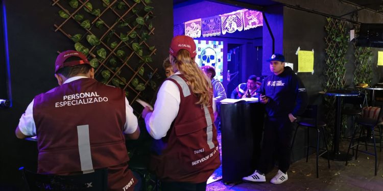 Una de las quejas constantes de vecinas y vecinos de la colonia, quienes se acercaron a sus autoridades durante la jornada 'Alcaldía en Tus Manos', fue la proliferación y operación irregular de 'chelerías' en la zona, por lo que Ale Rojo ordenó dar atención inmediata a la situación.