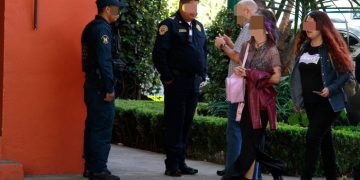 En otro hecho es detenido un presunto delincuente en la col. Copilco El Alto quien lesionó con arma de fuego a otra en Copilco El Alto. Fue puesto a disposición de las autoridades ministeriales con el arma y 24 cartuchos útiles.