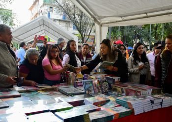 La alcaldesa de Azcapotzalco, Nancy Núñez dió inicio este viernes a la Feria del Libro en Azcapotzalco, como parte del “Programa Sembrando Letras Azcapotzalco: Del Zócalo a la alcaldía”, junto a la coordinadora de la Brigada Para Leer en Libertad, Paloma Saiz; y representantes del sector educativo y cultural en Azcapotzalco y servidores públicos de la demarcación.