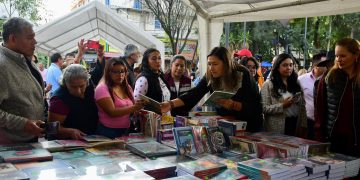La alcaldesa de Azcapotzalco, Nancy Núñez dió inicio este viernes a la Feria del Libro en Azcapotzalco, como parte del “Programa Sembrando Letras Azcapotzalco: Del Zócalo a la alcaldía”, junto a la coordinadora de la Brigada Para Leer en Libertad, Paloma Saiz; y representantes del sector educativo y cultural en Azcapotzalco y servidores públicos de la demarcación.