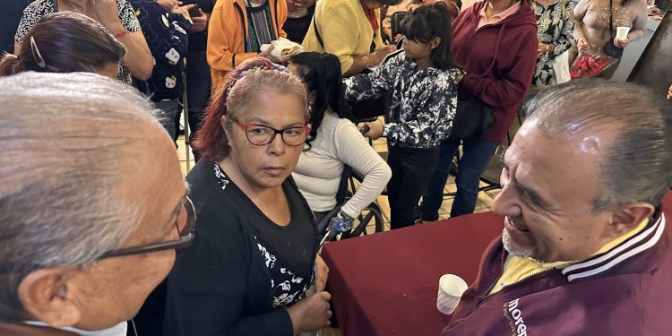 Al reunirse con vecinos de la colonia Juventino Rosas, el diputado Pablo Trejo recordó que en campaña le decían que los diputados no regresan a platicar con la gente y sólo van a levantar la mano, por ello cumplió con su compromiso de ir e informarles del trabajo que se realiza en el Congreso de la Ciudad de México. FOTO: Especial