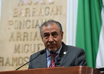 En su presentación en tribuna, el legislador recordó que él mismo es autor de 18 libros, de los 170 millones de libros que se estima existen en todo el mundo.