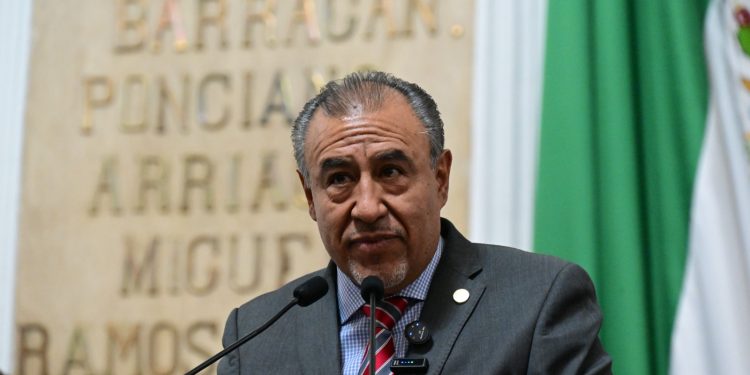 En su presentación en tribuna, el legislador recordó que él mismo es autor de 18 libros, de los 170 millones de libros que se estima existen en todo el mundo.