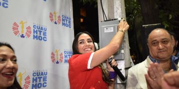 La alcaldesa de la Cuauhtémoc, Alessandra Rojo de la Vega ha trazado entre las prioridades en su administración, limpiar las calles de la demarcación, tapar los baches y de manera enfática iluminarla.  