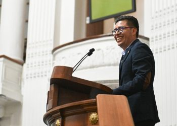 El diputado Alberto Vanegas Arenas, del Grupo Parlamentario de Morena en el Congreso de la Ciudad de México, presentó una iniciativa para que las empresas de la Capital tengan mayor responsabilidad con el medio ambiente y adopten prácticas más amigables en todos sus procesos, desde la producción hasta la disposición final de los residuos que generan. FOTO: Especial