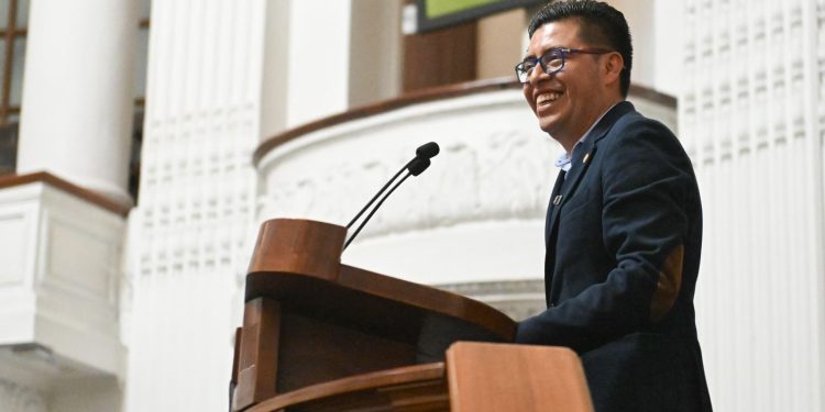 El diputado Alberto Vanegas Arenas, del Grupo Parlamentario de Morena en el Congreso de la Ciudad de México, presentó una iniciativa para que las empresas de la Capital tengan mayor responsabilidad con el medio ambiente y adopten prácticas más amigables en todos sus procesos, desde la producción hasta la disposición final de los residuos que generan. FOTO: Especial