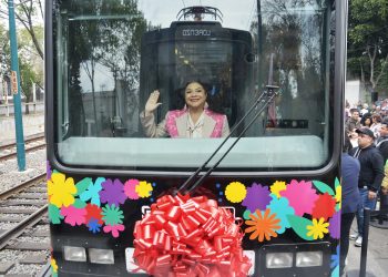 La puesta en marcha de tres unidades rehabilitadas del Tren Ligero mejorará la prestación de este servicio al bajar en 20% los intervalos de paso y atenderá a 28 mil pasajeros adicionales, tarea que se realizará ahora con 21 convoyes en operación.