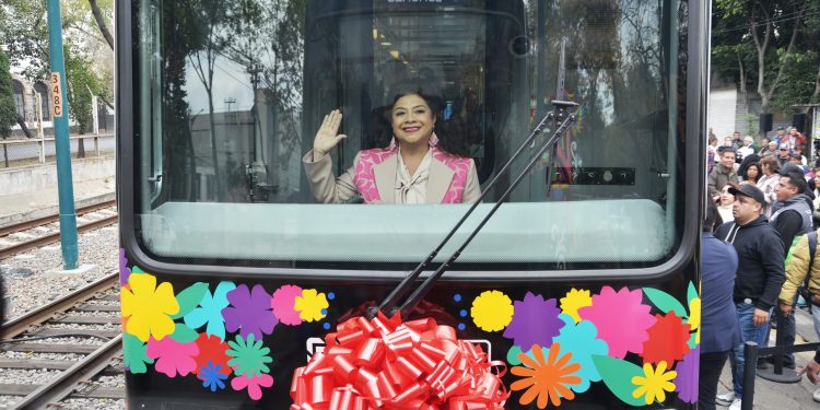 La puesta en marcha de tres unidades rehabilitadas del Tren Ligero mejorará la prestación de este servicio al bajar en 20% los intervalos de paso y atenderá a 28 mil pasajeros adicionales, tarea que se realizará ahora con 21 convoyes en operación.