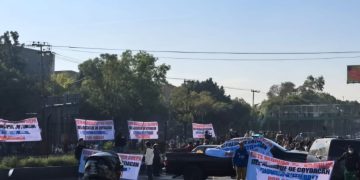 Desde las primeras horas de este miércoles varios grupos de manifestantes, perfectamente organizados y habilitados con materiales idénticos, bloquearon avenidas principales al sur de la ciudad con el objetivo de presionar para que autoridades los dejen instalar cientos de puestos ambulantes en varias alcaldías. FOTO: Especial