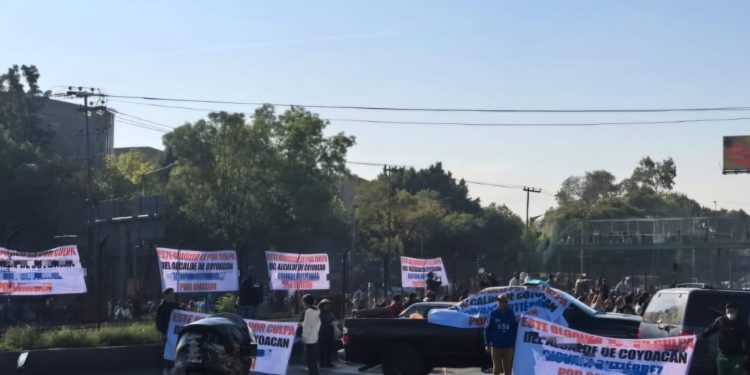 Desde las primeras horas de este miércoles varios grupos de manifestantes, perfectamente organizados y habilitados con materiales idénticos, bloquearon avenidas principales al sur de la ciudad con el objetivo de presionar para que autoridades los dejen instalar cientos de puestos ambulantes en varias alcaldías. FOTO: Especial