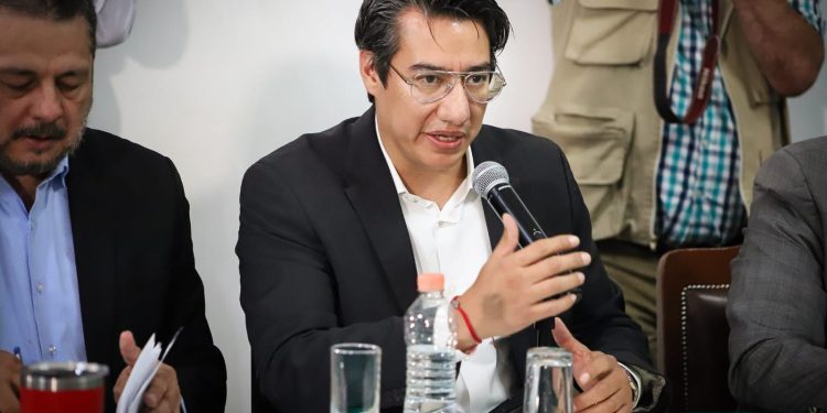 En el marco del análisis del Paquete Económico 2025 de la Ciudad de México, el Diputado Andrés Sánchez Miranda, integrante del Grupo Parlamentario de Acción Nacional, expresó un enérgico rechazo al incremento del Impuesto Sobre Nómina (ISN) propuesto por el Gobierno de la Ciudad, que plantea elevar la tasa de 3% a 4%, medida que afectará gravemente la competitividad de los negocios capitalinos y la generación de empleo formal.