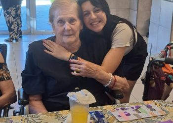 Joselyn Cabrera, de Mérida, Yucatán, practica de manera remota. Se siente conectada con la expansión de Huellas a la CDMX porque la deja aplicar sus conocimientos y aportar a un proyecto con un impacto social significativo.