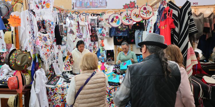 En “Artesanos en el Corazón” se pueden encontrar productos de 23 técnicas, como alfarería, ámbar, arcilla, peletería, papel picado, talabartería, alimentos, metalistería, cantera, madera, pirograbado, laca y textiles