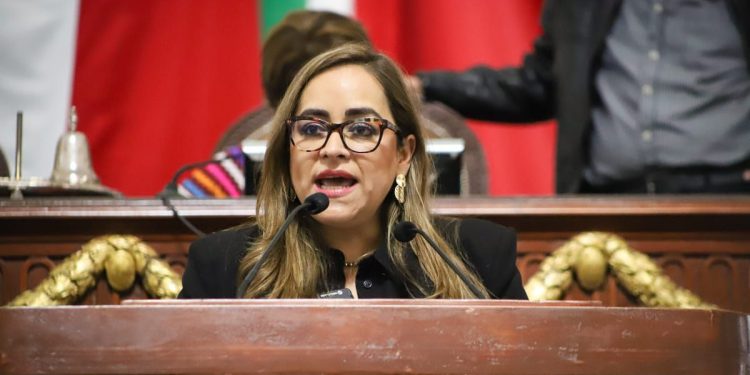 En el marco de la discusión del Presupuesto de Egresos y las reformas al Código Fiscal de la Ciudad de México para el ejercicio fiscal 2025, la Diputada, en representación del Grupo Parlamentario del Partido Acción Nacional, Laura Álvarez Soto, presentó dos reservas que buscaban proteger a los generadores de empleo, incentivar la inversión y fortalecer los espacios educativos.