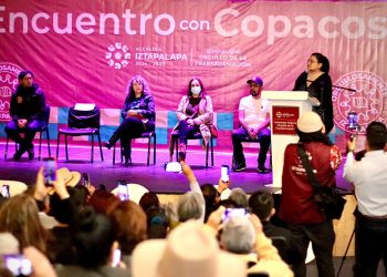 La alcaldesa de Iztapalapa, Aleida Alavez Ruiz, y representantes de las Comisiones de Participación Comunitaria (COPACO) fortalecieron lazos de colaboración a través de tres ejes principales de acción: el análisis de la Ley de Participación Ciudadana, Presupuesto Participativo y mecanismos de coordinación con autoridades. FOTO: Especial