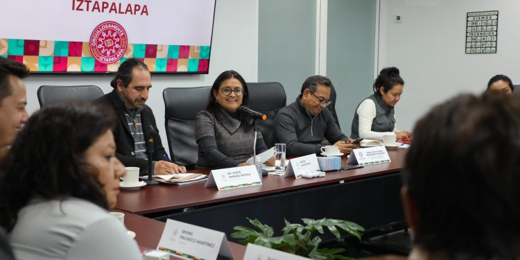 En su Segunda Sesión Ordinaria realizada en la Sala de Juntas de esta sede gubernamental, cada uno de los 15 Concejales asumió la presidencia de una Comisión y se integró a alguna de las otras 14, de conformidad con lo previsto por la Ley Orgánica de las Alcaldías de la Ciudad de México. FOTO: Especial