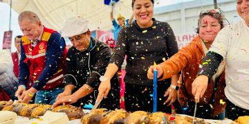 Al continuar con las actividades del Gran Festival de la Rosca de Reyes en la Alcaldía Tláhuac, la mañana de este lunes tuvo lugar la partida del emblemático pan tradicional de Día de Reyes por parte de la alcaldesa Berenice Hernández Calderón, quien compartió con el público visitante la que es considerada la rosca más grande de la Ciudad de México. FOTO: Especial