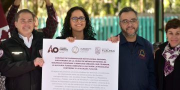 Resulta que una persona que dijo ser habitante de Tlalpan se infiltró entre los periodistas a la hora de la conferencia y tomó el micrófono para denunciar que supuestamente fue violentado en su domicilio, de lo cual responsabilizó, acaso por omisión, a la alcaldesa Osorio. FOTO: Especial