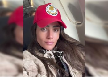 Hoy ocurre algo que va por el mismo camino, también de la alcaldesa de la Cuauhtémoc, Alessandra Rojo. También hace pública su vida privada: que ya tiene un romance, que su celebración familiar en Acapulco, o que está en un aeropuerto y viaja en avión comercial –por cierto, con una cachucha que luce el emblema de la Secretaría de Marina, sin ser parte de la Marina. FOTO: TikTok: Alessandra Rdlv