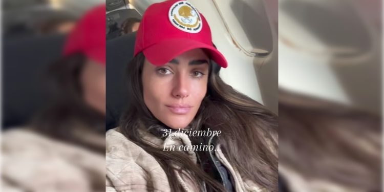 Hoy ocurre algo que va por el mismo camino, también de la alcaldesa de la Cuauhtémoc, Alessandra Rojo. También hace pública su vida privada: que ya tiene un romance, que su celebración familiar en Acapulco, o que está en un aeropuerto y viaja en avión comercial –por cierto, con una cachucha que luce el emblema de la Secretaría de Marina, sin ser parte de la Marina. FOTO: TikTok: Alessandra Rdlv