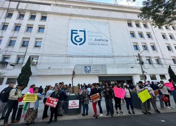 Unos 300 manifestantes muestran pancartas donde se leía “La vivienda es un derecho, no un negocio”, “#Aztlán en defensa de la vivienda popular”, “No a los desalojos”, “Viviendas sí, desalojos no”.