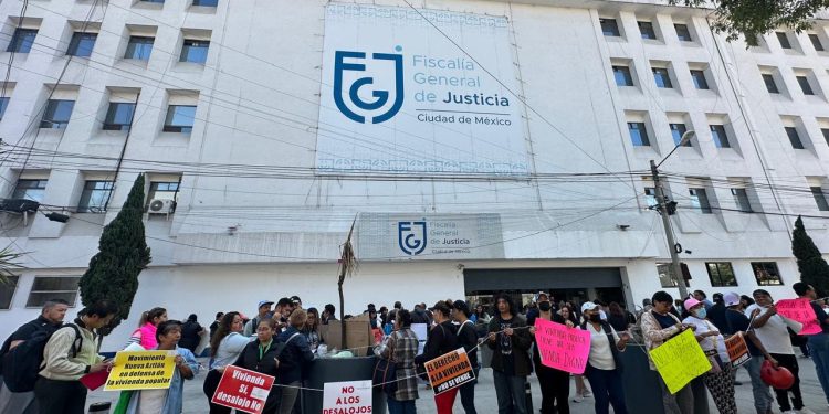 Unos 300 manifestantes muestran pancartas donde se leía “La vivienda es un derecho, no un negocio”, “#Aztlán en defensa de la vivienda popular”, “No a los desalojos”, “Viviendas sí, desalojos no”.
