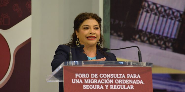 La jefa de Gobierno, Clara Brugada Molina, se comprometió a que a más tardar en marzo todas las personas migrantes en la CDMX contarán con “albergues dignos” para no tener que pernoctar en las calles y se harán efectivos sus derechos a la salud, la educación y la inclusión laboral.