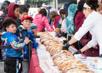 El Gobierno de Clara Brugada en la Ciudad de México repartió este año 40 mil rebanadas con una rosca de reyes de 400 metros, con lo que a la gente le tocó más delgada la ración respecto del año pasado, cuando el pan fue de 200 metros lineales y alcanzó para 15 mil raciones. FOTO: Especial