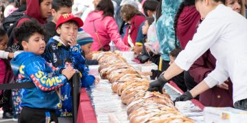 El Gobierno de Clara Brugada en la Ciudad de México repartió este año 40 mil rebanadas con una rosca de reyes de 400 metros, con lo que a la gente le tocó más delgada la ración respecto del año pasado, cuando el pan fue de 200 metros lineales y alcanzó para 15 mil raciones. FOTO: Especial