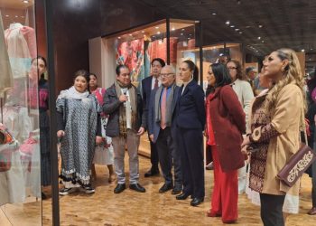 La jefa de gobierno, Clara Brugada Molina, acompañó a la presidenta Claudia Sheinbaum Pardo a la reapertura del segundo piso del Museo Nacional de Antropología, donde aseguró que este hecho representa la oportunidad de conocer no solo el pasado sino el presente vivo de las comunidades indígenas de México, con su producción artística y cultural contemporánea. FOTO: Especial