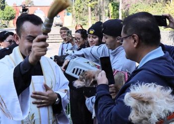 Habitantes de Xochimilco mantienen viva la tradición de llevar a bendecir a sus animales de compañía y de granja en el marco del día de San Antonio Abad, considerado como protector de los animales. FOTO: Especial