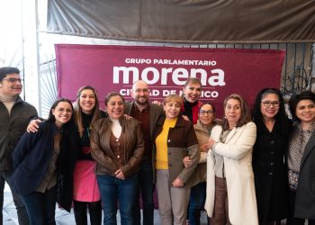 La coordinadora de la bancada, Xóchitl Bravo Espinosa, resaltó el trabajo de Temístocles Villanueva, mientras él explicó la estrategia de atención a las personas migrantes que llegan a la capital.