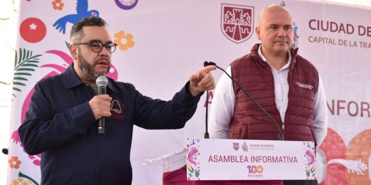 El alcalde de La Magdalena Contreras, Fernando Mercado, y Juan Ortiz Tenorio, Presidente Ejidal en San Nicolás Totolapan, el secretario de Gestión Integral del Agua en la CDMX, José Mario Esparza Hernández, rindió el informe de los primeros 100 días de gestión, de la jefa de Gobierno, Clara Brugada.