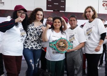 Se preparan para la clase nacional de boxeo en el Zócalo