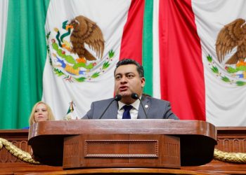 Al presentar su voto razonado, el diputado del PAN, Diego Garrido dijo que la aprobación de la iniciativa sobre corridas de toros es resultado de las más de 27 mil firmas ciudadanas, luego de que la propuesta de “toros sin sangre” estuvo “congelada”. FOTO: Especial