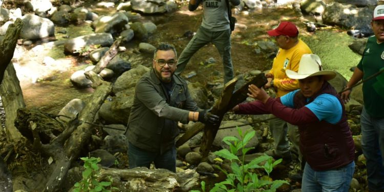 El alcalde Fernando Mercado encabeza limpieza del Río Magdalena