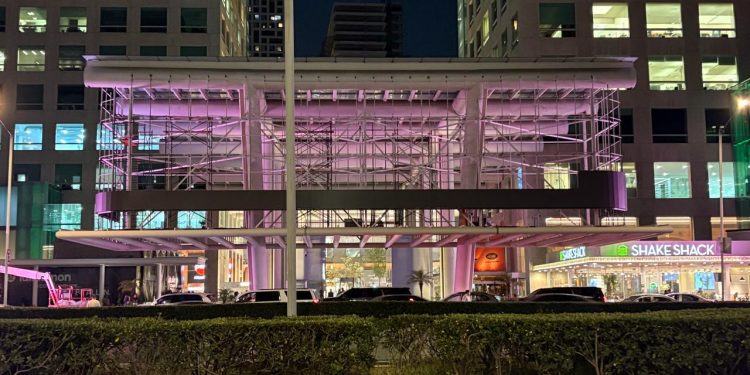 “¿Será que Orvañanos está construyendo su cartel publicitario, por aquello de que ya desfalleció el cartel inmobiliario? Esperemos que cuando el alcalde regrese de su viaje de esta semana los ratones se comporten. FOTO: Especial