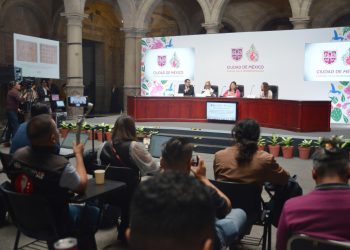 El formato de conferencias de Brugada es el mismo que tenía Enrique Peña como gobernador del Edomex, donde juntaba un bloque de cinco o seis preguntas para atomizarlas y luego contestaba lo que quería, sin que hubiera forma de que el reportero le inquiriera por no haberle respondido. FOTO: Especial