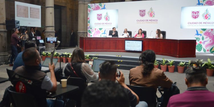 El formato de conferencias de Brugada es el mismo que tenía Enrique Peña como gobernador del Edomex, donde juntaba un bloque de cinco o seis preguntas para atomizarlas y luego contestaba lo que quería, sin que hubiera forma de que el reportero le inquiriera por no haberle respondido. FOTO: Especial