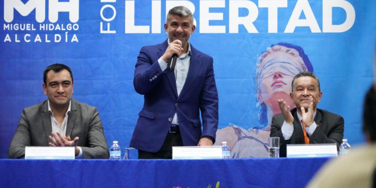 Literal: el panista Mauricio Tabe, alcalde de Miguel Hidalgo, rebasó a Morena por la izquierda en el tema de la elección judicial, pues sin incurrir de manera evidente en campaña anticipada –salvo que eventualmente la autoridad electoral dijera lo contrario–, candidatos a jueces y magistrados se hacen visibles desde ya ante la opinión pública, en los foros abiertos que organizó, llamados “Jueces por la libertad”. FOTO: Especial