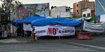 El Gobierno de la Ciudad de México (GCDMX), por instrucción de su secretario de Gobierno, César Cravioto, frenó –al menos por ahora– la construcción de un albergue para migrantes indocumentados en la colonia Nueva Santa María, en Azcapotzalco, en un predio que en el 2021 comprometió la entonces jefa de Gobierno, Claudia Sheinbaum, para una casa de cultura. FOTO: MLP / CDMX Magacín