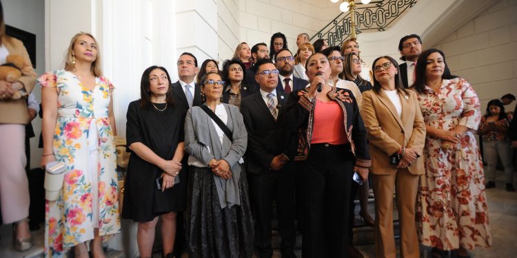 Con 61 votos a favor y 1 en contra, el Congreso de la Ciudad de México aprobó el dictamen a la iniciativa ciudadana preferente sobre tauromaquia, con lo que las llamadas corridas de toros tradicionales (“con sangre”) en que terminan matando al astado ya no se permitirán en la capital del país. FOTO: Especial