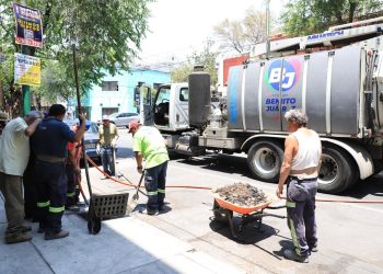 La alcaldía Benito Juárez puso en marcha una nueva jornada del Programa Anual de Desazolve 2025, con el objetivo de prevenir encharcamientos e inundaciones durante la próxima temporada de lluvias. Los trabajos forman parte del mantenimiento preventivo de la red secundaria de drenaje. FOTO: Especial