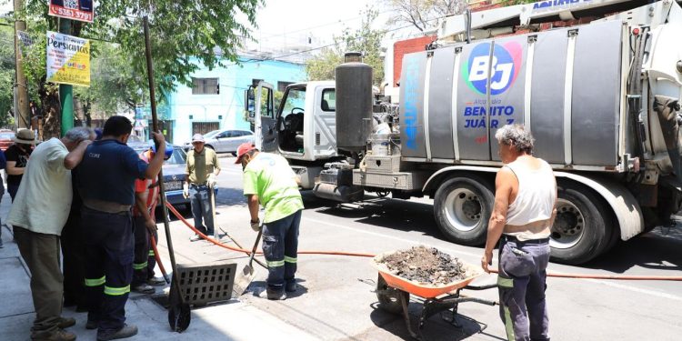 La alcaldía Benito Juárez puso en marcha una nueva jornada del Programa Anual de Desazolve 2025, con el objetivo de prevenir encharcamientos e inundaciones durante la próxima temporada de lluvias. Los trabajos forman parte del mantenimiento preventivo de la red secundaria de drenaje. FOTO: Especial