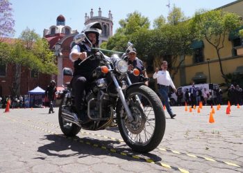Con la finalidad de fomentar las buenas prácticas de conducción entre los usuarios de motocicleta, reducir los percances viales y promover el valor social de la motocicleta como vehículo, la alcaldía Miguel Hidalgo, la Alianza Nacional por la Seguridad Vial (ANASEVI), la Secretaría de Movilidad de la Ciudad de México y DiDi, realizaron una sesión técnico-práctica de seguridad. FOTO: Especial